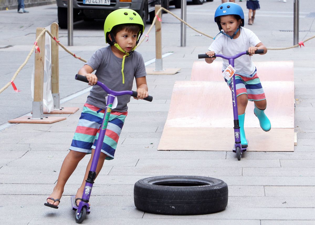 Dos niños jugando en la calle