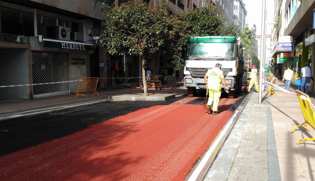 Obras de asfaltado na rúa Cruz Gallástegui