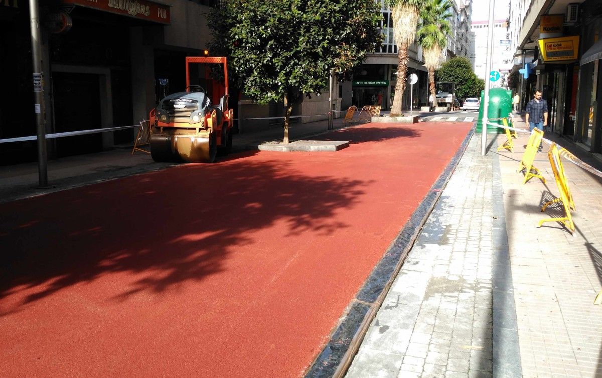 Obras de asfaltado en la calle Cruz Gallástegui