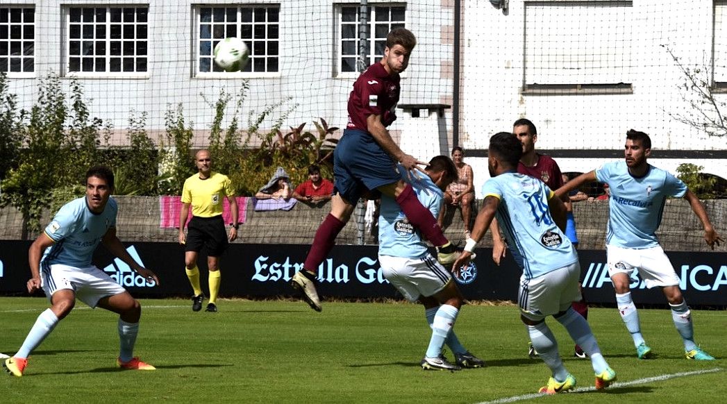 Partido entre Celta B e Pontevedra en Barreiro