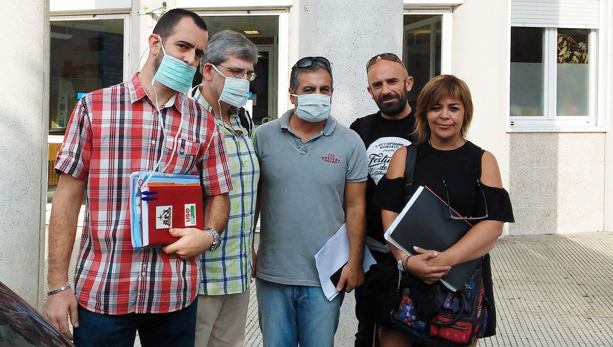 Delegados sindicales con las bocas tapadas para denunciar la prohibición de la Subdelegación