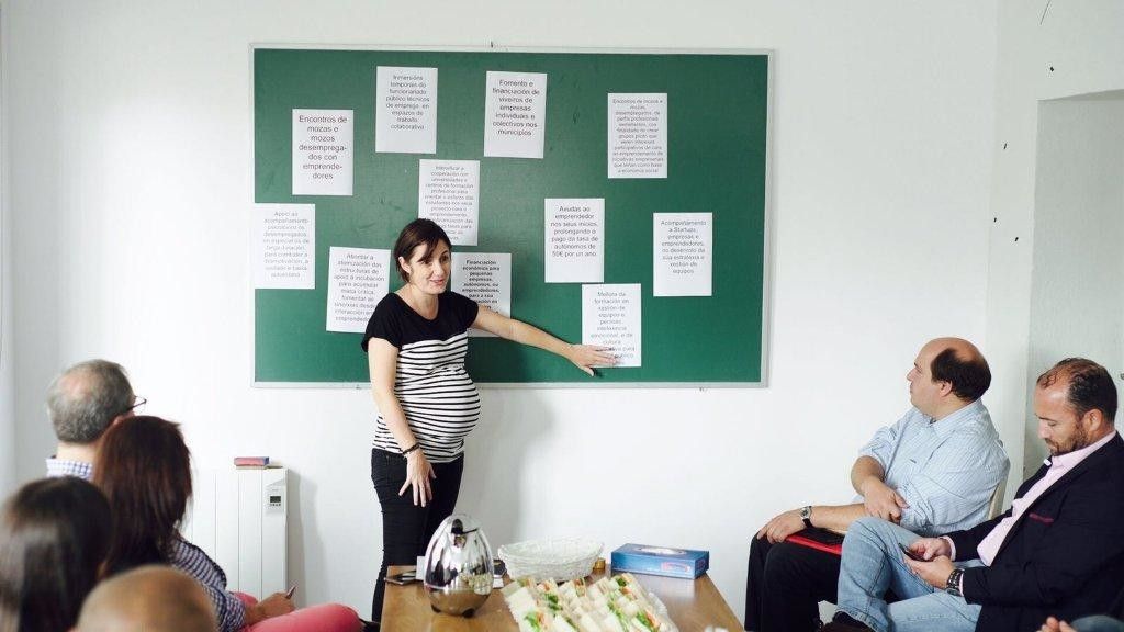 Xuntanza da candidata socialista María Pierres con emprendedores en Pontevedra