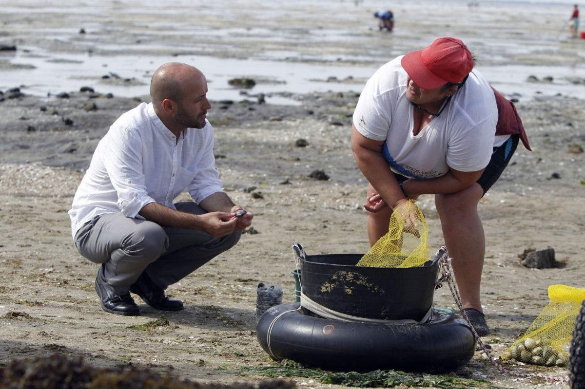 Luis Villares, xunto unha mariscadora en Cambados