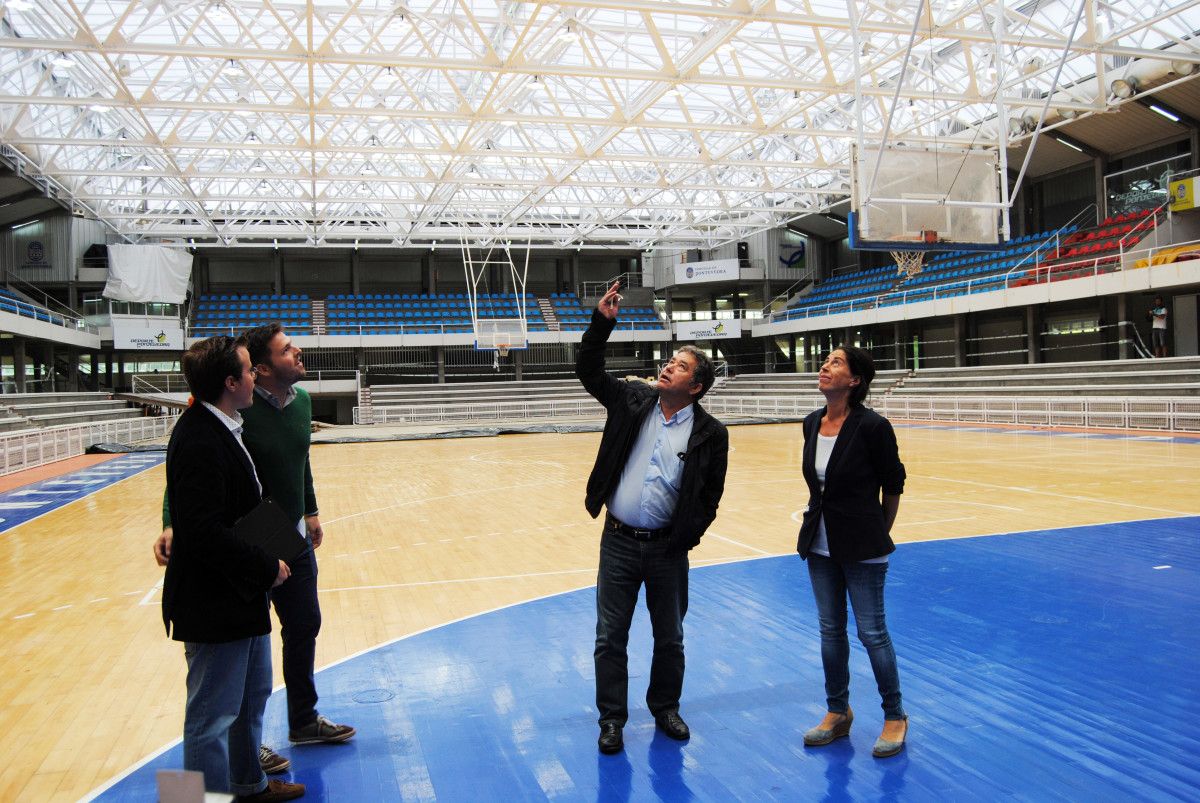 Visita de Lores e Anxos Riveiro ás obras de cambio de cuberta do pavillón