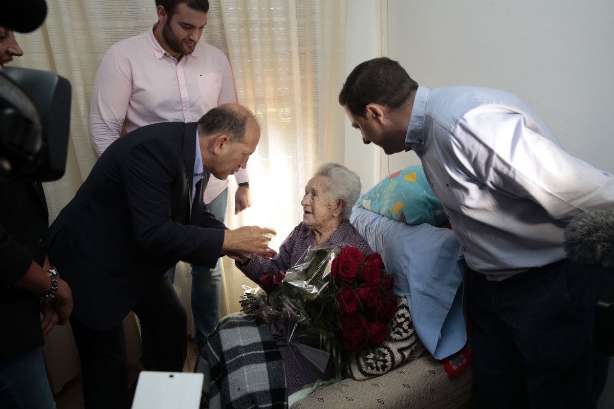 Visita de Leiceaga a Josefina Villaverde, a militante do PSOE con máis idade de Galicia