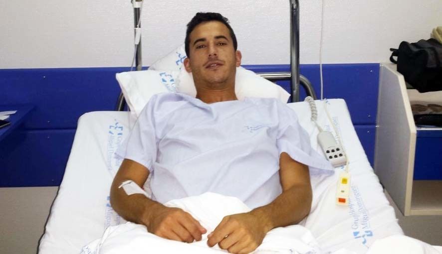 O xogador do Pontevedra, Íker Alegre, tras ser operado no Hospital Miguel Domínguez