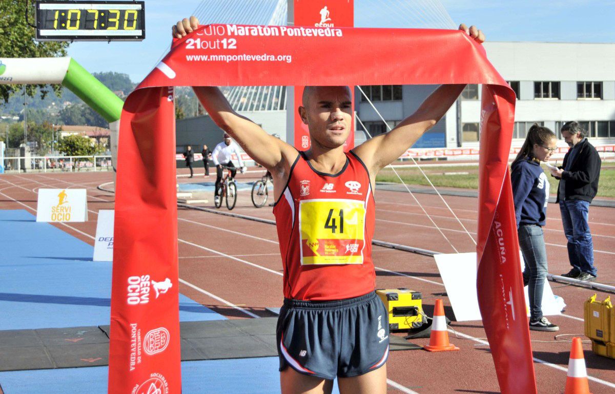 Manuel Hurtado tras gañar o Medio Maratón de Pontevedra