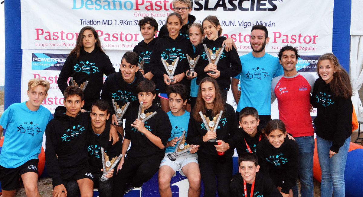 Deportistas do Motobike Galaico que participaron no Desafío Illas Cíes