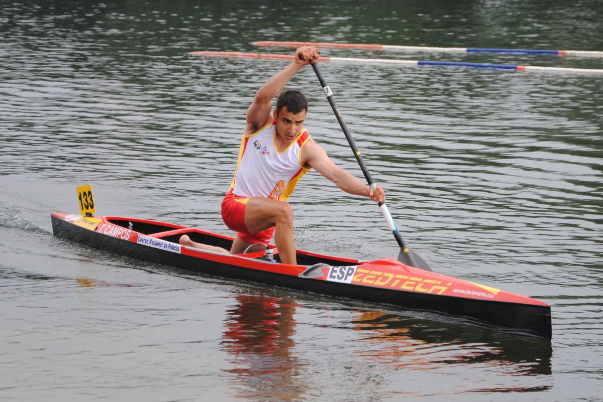 Tono Campos en una competición previa con la selección española de piraguismo