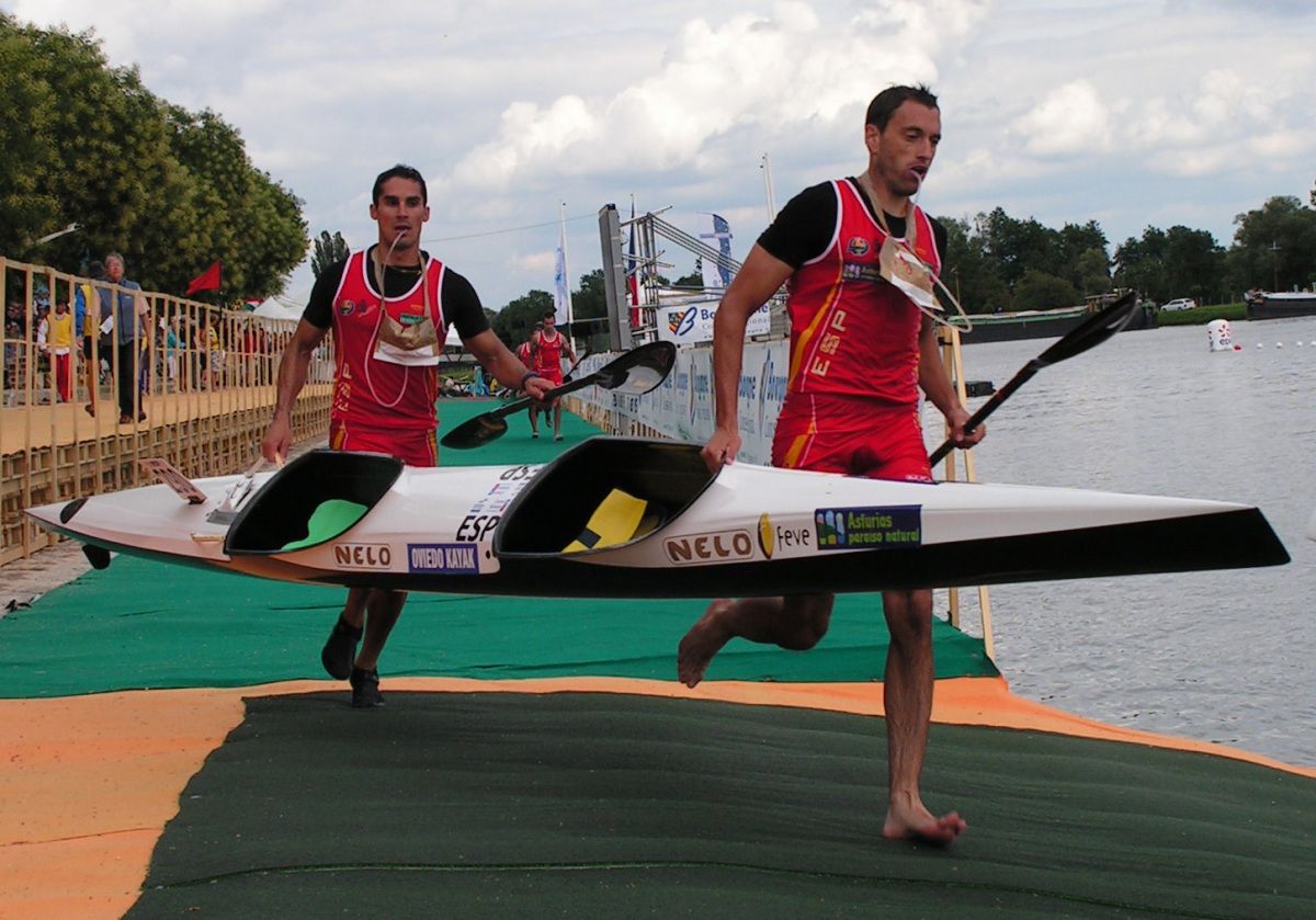 Álvaro Fernández Fiuza (a la izquierda) con Walter Bouzán en el Mundial de Maratón de 2011