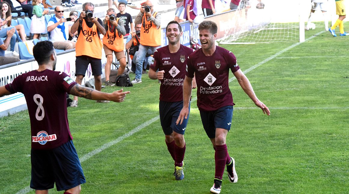 Los jugadores del Pontevedra celebran el segundo gol ante el Palencia en Pasarón