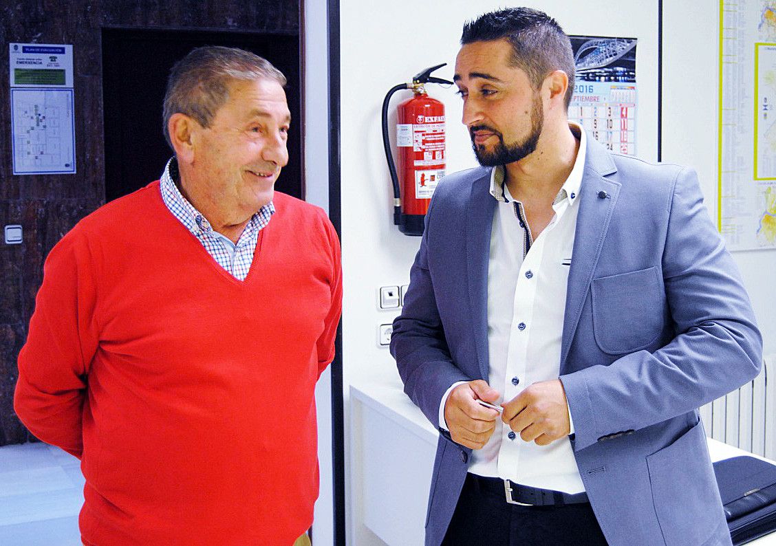 Miguel Estévez con Francisco Lage, exjefe de Bomberos de Pontevedra