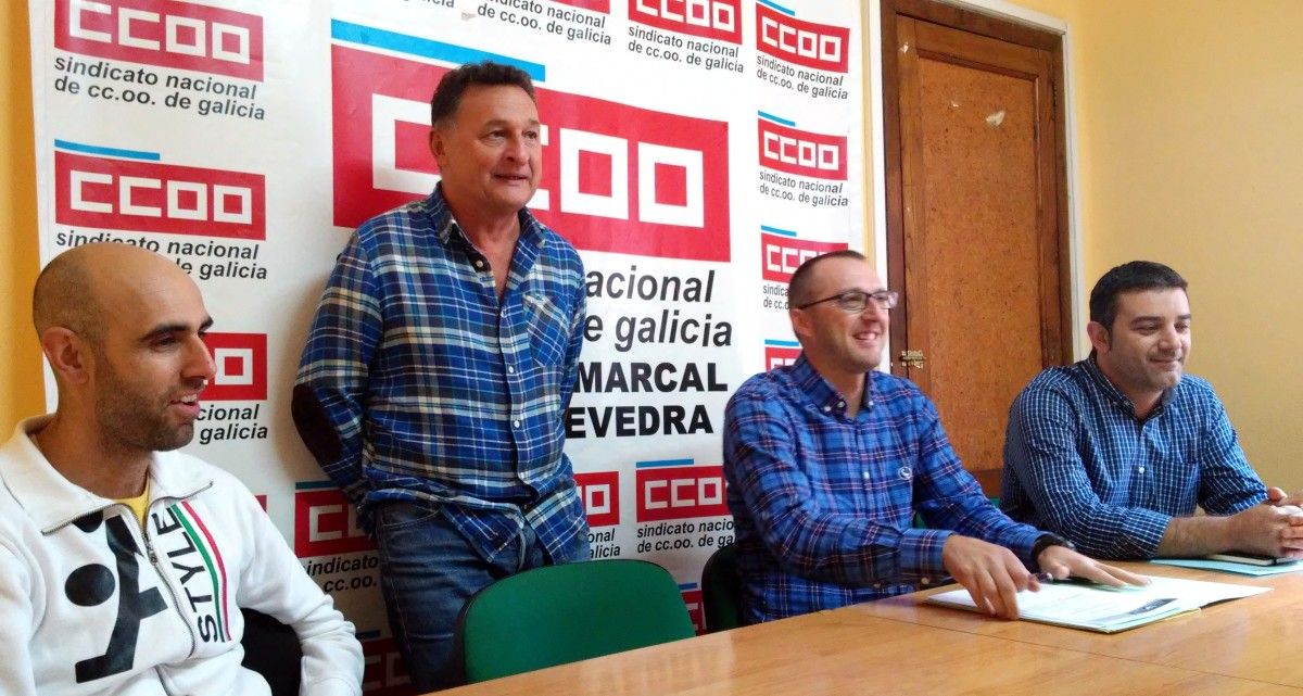 Representantes del comité de empresa de Elnosa con el secretario comarcal de CC.OO.