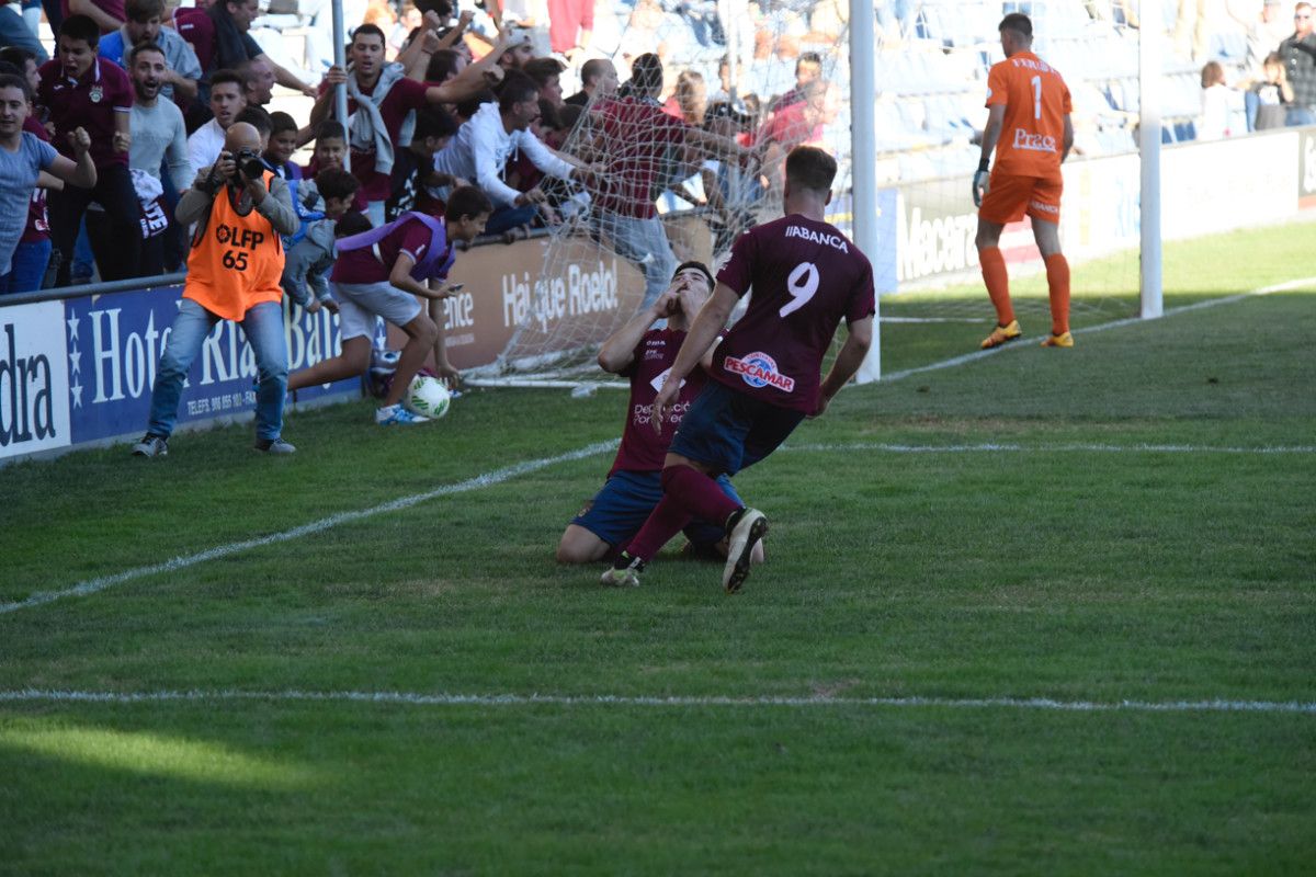 Bonilla celebra el gol de la victoria del Pontevedra sobre el Racing de Ferrol en Pasarón