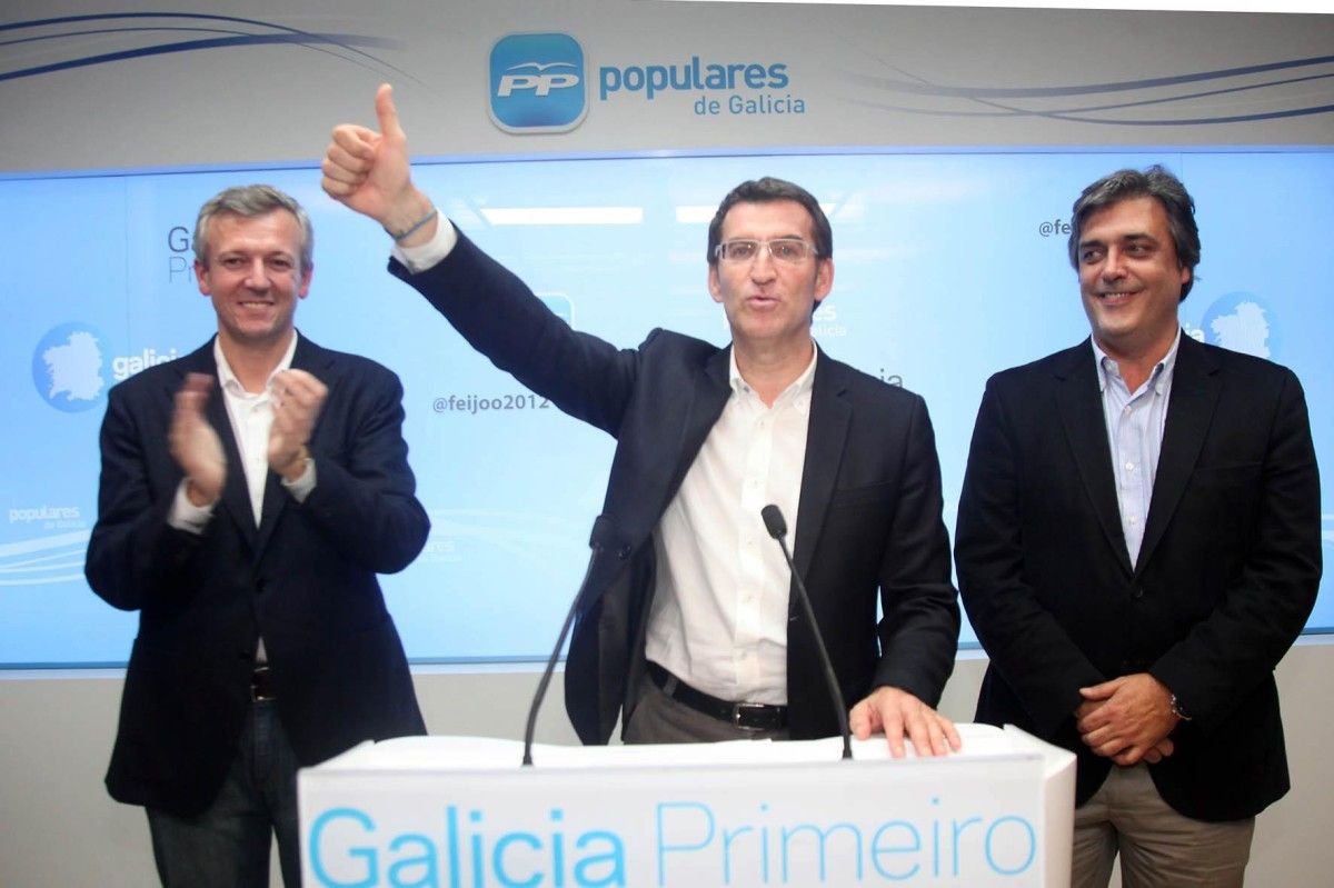 Alberto Núñez Feijóo celebrando a vitoria electoral xunto a Alfonso Rueda e Pedro Puy