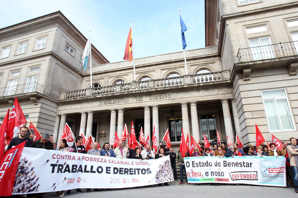 Concentración pola Xornada Mundial polo Traballo Decente
