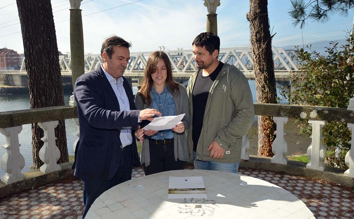 Luis Bará, Ornela Fernández e Manu Lorenzo, na illa de Medal