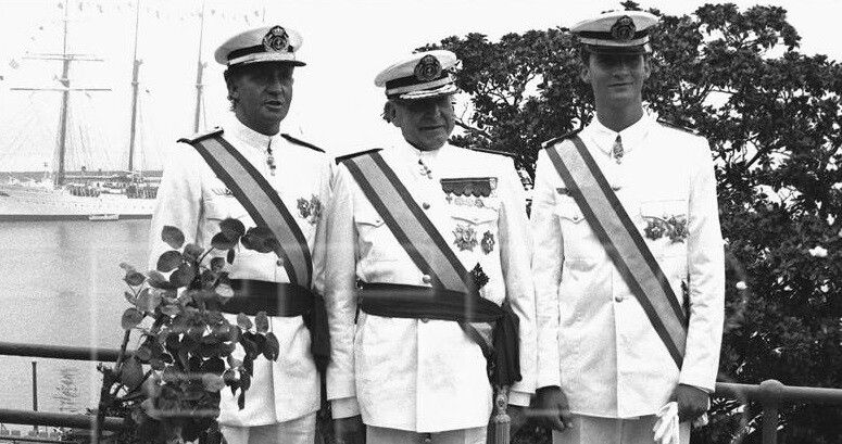 El Príncipe Felipe acompañado por su padre y su abuelo en la Escuela Naval de Marín
