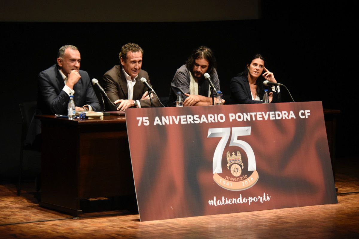 Xabier Fortes, Jorge Valdano, Manuel Jabois e Lupe Murillo no Teatro Principal Xabier Fortes, Jorge Valdano, Manuel Jabois e Lupe Murillo no Teatro Principal
