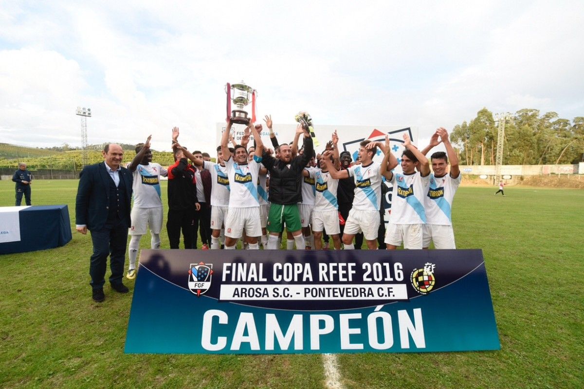 O Arosa levanta o trofeo de campión autonómico tras derrotar ao Pontevedra en Burgáns