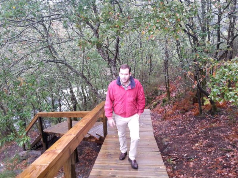 Jorge Cubela, en la pasarela de madera que une Calvelo con el Puente Colgante