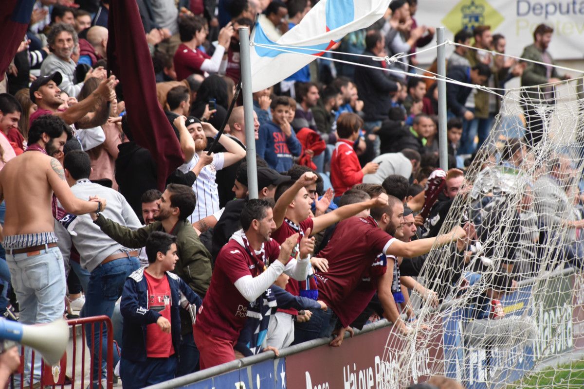 A afección granate celebra un dos goles conseguidos fronte ao Lealtad en Pasarón