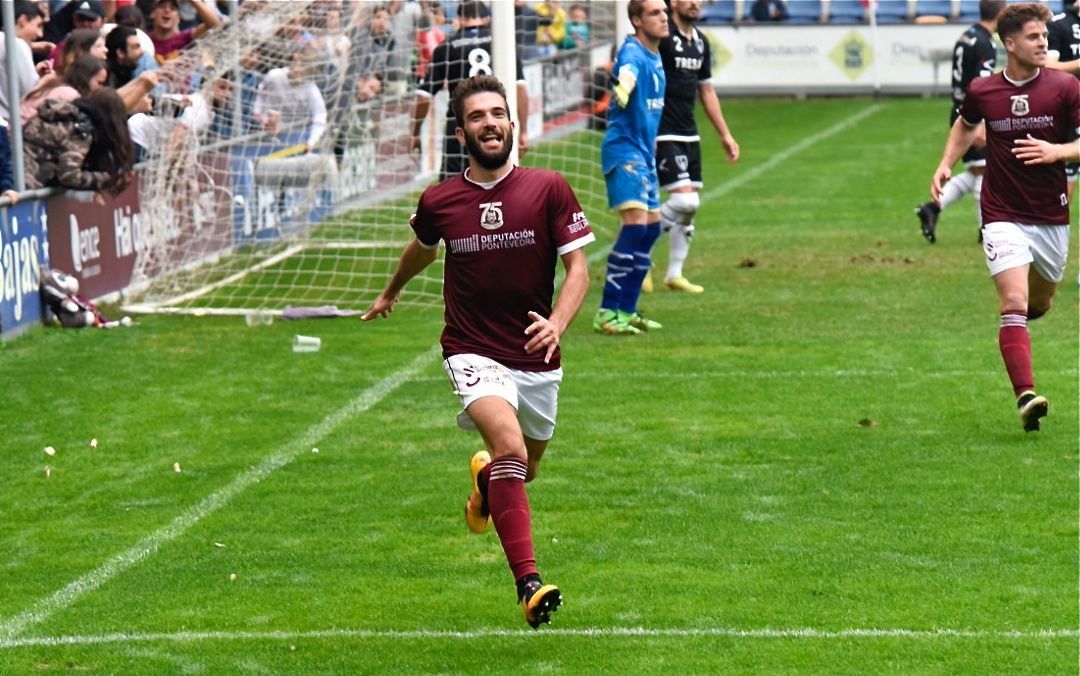 Jacobo Trigo celebra o segundo gol do Pontevedra ao Lealtad en Pasarón