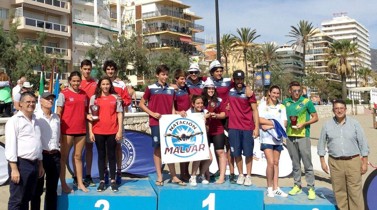 El equipo del Galaico (izquierda) en el podio de la Copa de España de Aguas Abiertas