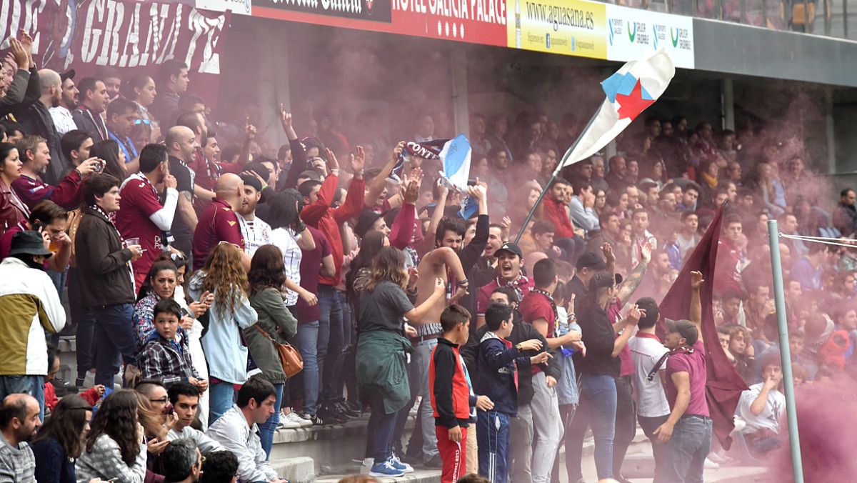 Botes de fume no Fondo Norte de Pasarón no partido ante o Lealtad