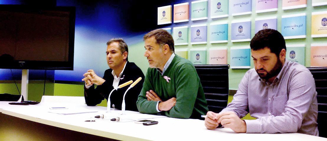 Jacobo Moreira, portavoz do grupo municipal do PP, acompañado por Rafael Domínguez e César Abal