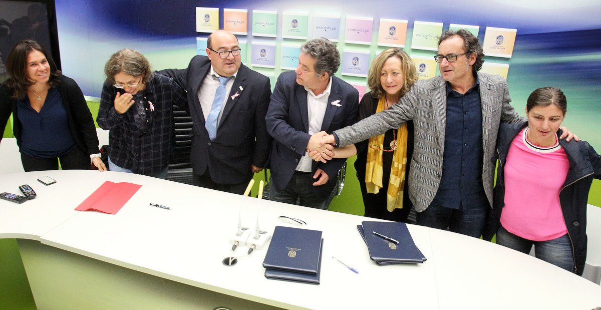 Firma del convenio entre la Xunta y el Concello para que el CEIP Barcelos pueda utilizar la plaza