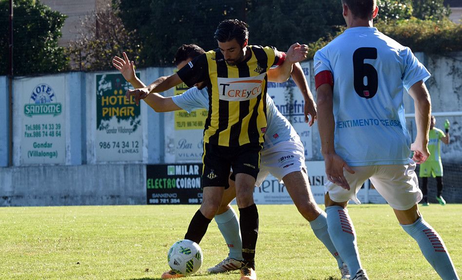 Changui, durante o partido entre Villalonga e Ribadumia