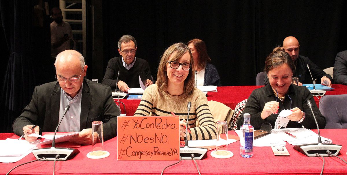 Cartel de "Non é Non" á investidura de Rajoy no pleno municipal