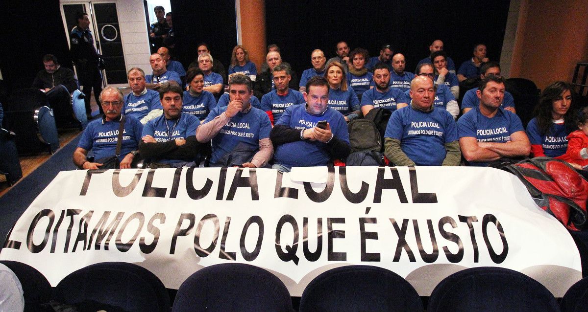 Protesta de agentes de la Policía Local en el pleno municipal