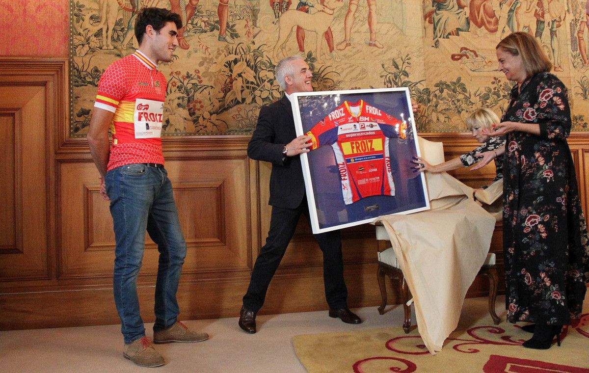 Recepción ao ciclista do Froiz Martín Bouzas na Deputación