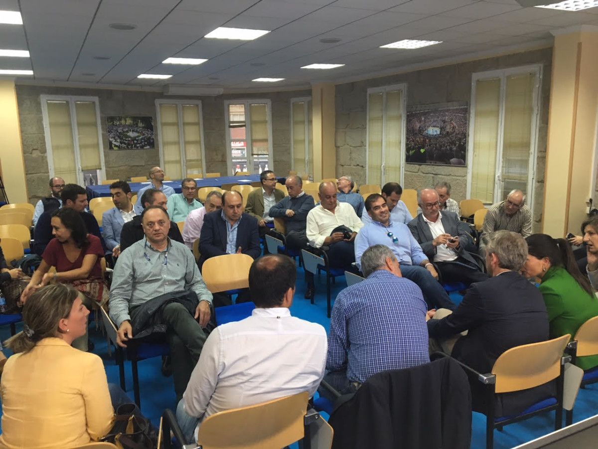 Reunión de los alcaldes del PP con los diputados de su grupo provincial