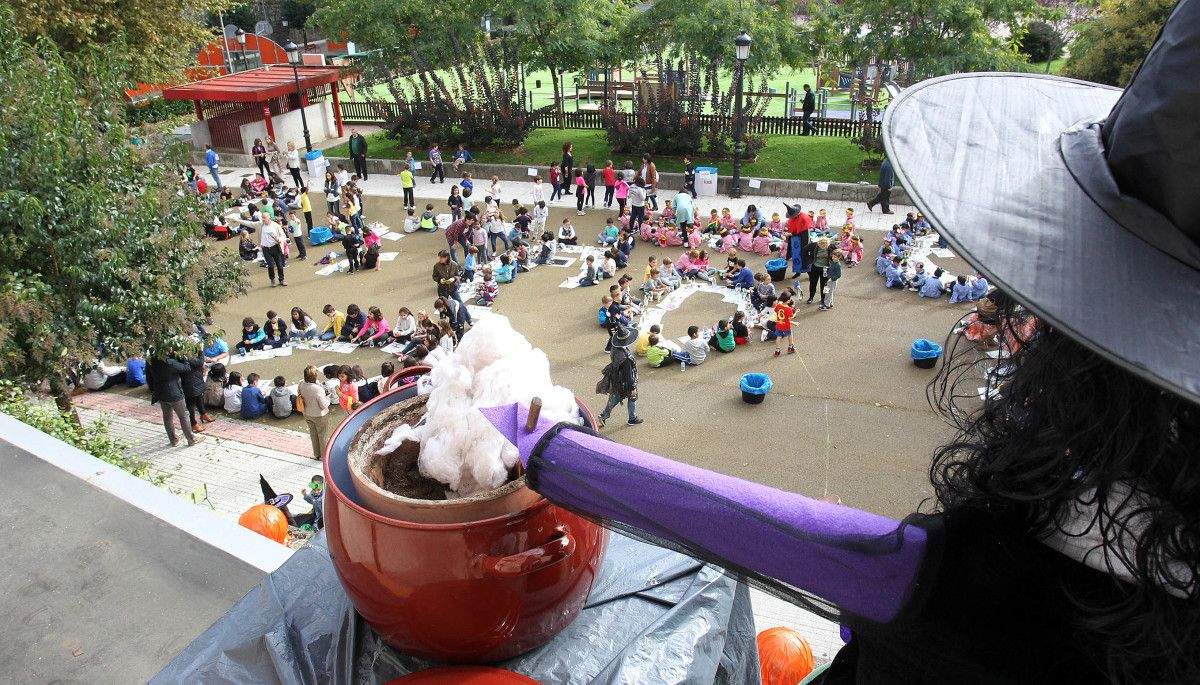 Los alumnos de Barcelos estrenan la plaza como patio del colegio