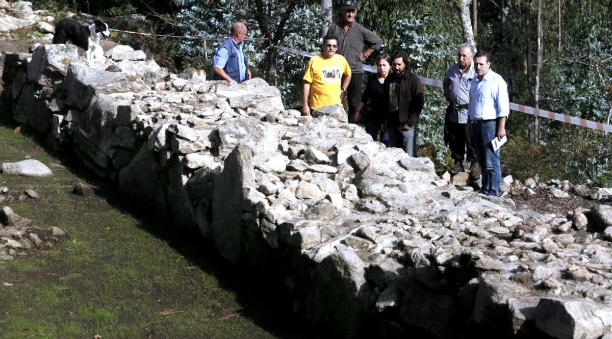 Visita de Luís Bará y representantes vecinales de Salcedo al Castro das Croas