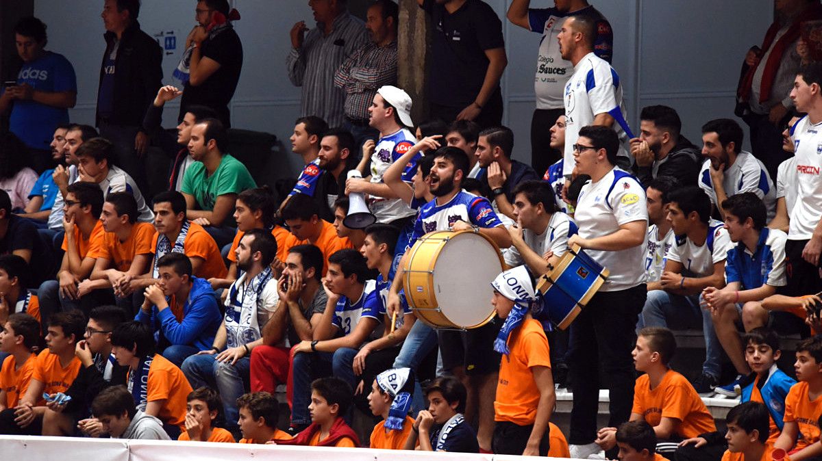 Afeccionados do Cisne nas bancadas do Municipal no partido ante o Teucro