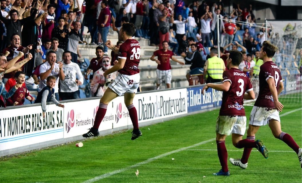 Álex Fernández celebra o terceiro gol do Pontevedra fronte ao Osasuna B en Pasarón