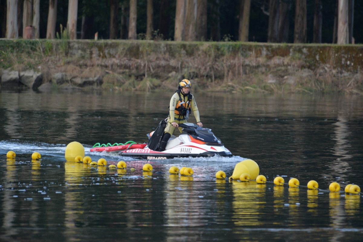 Os bombeiros nunha intervención no río Lérez
