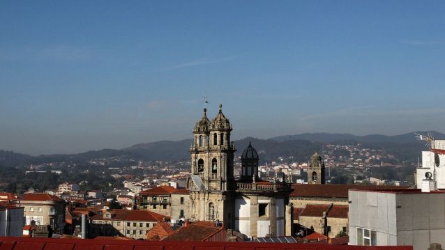 Vista de los tejados de Pontevedra con la iglesia de la Peregrina
