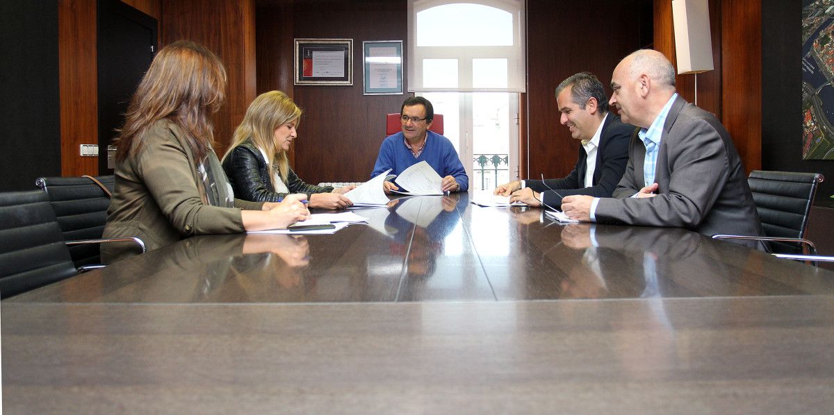 Raimundo González entrega o borrador do orzamento á oposición