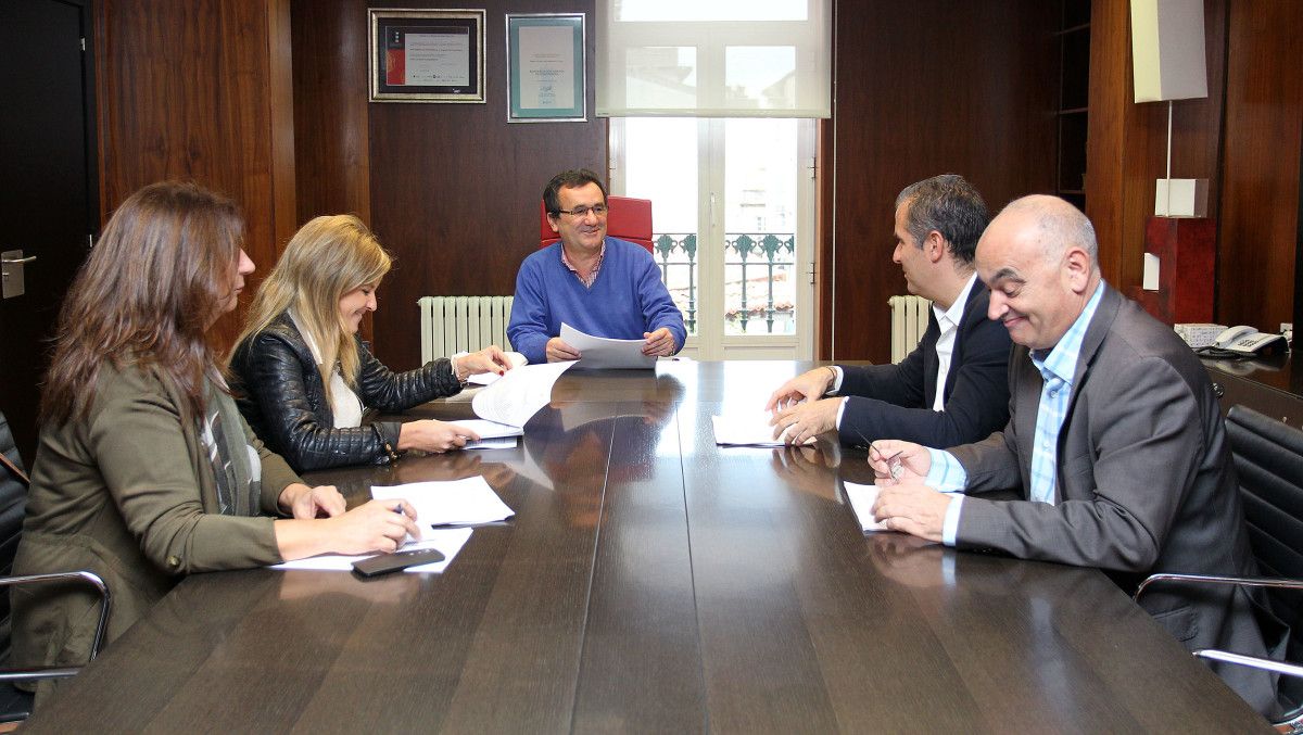 Raimundo González entrega o borrador do orzamento á oposición