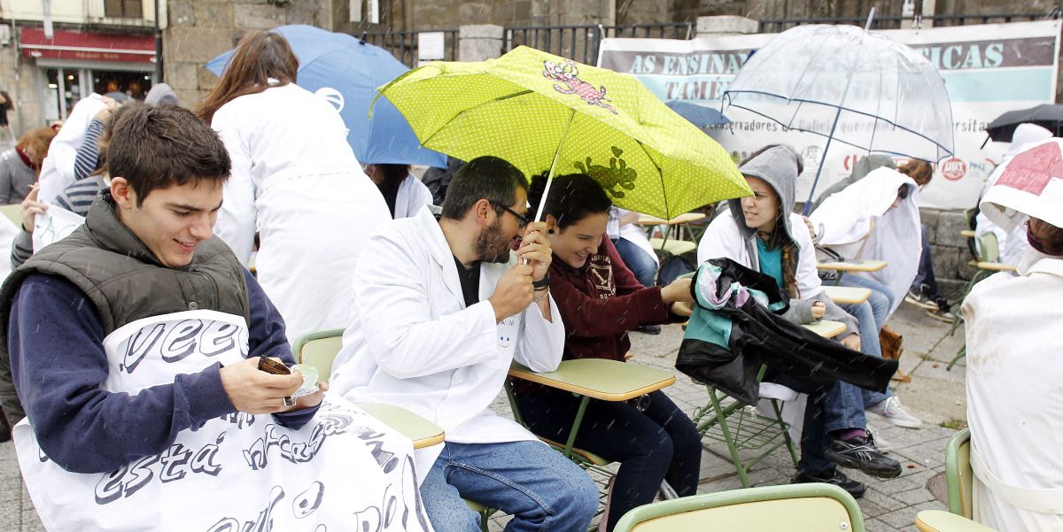 Clase ao aire libre de protesta dos alumnos e profesores da Escola de Restauración