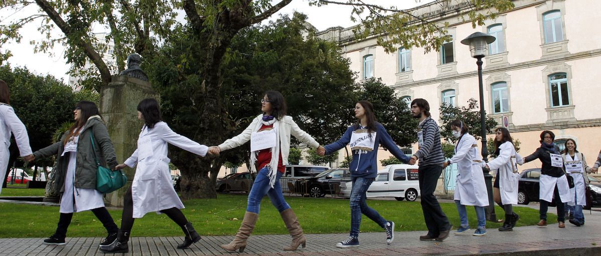 Cadea humana dos alumnos da Escola de Conservación e Restauración