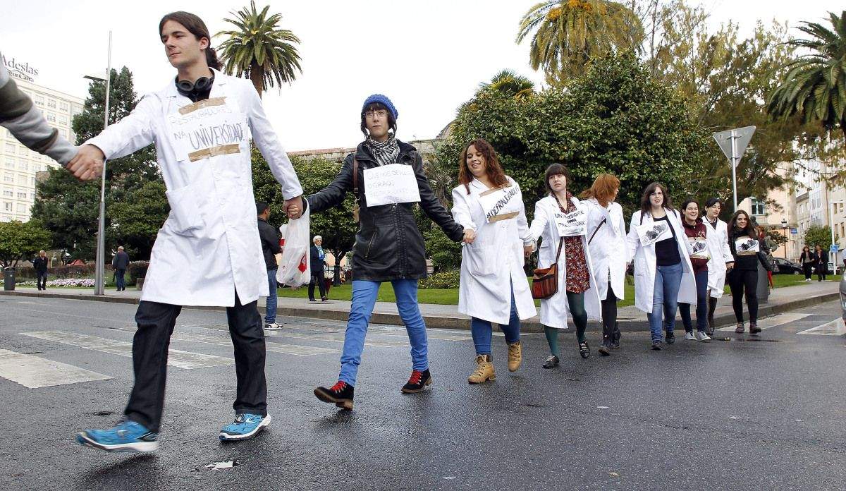 Cadea humana dos alumnos da Escola de Conservación e Restauración