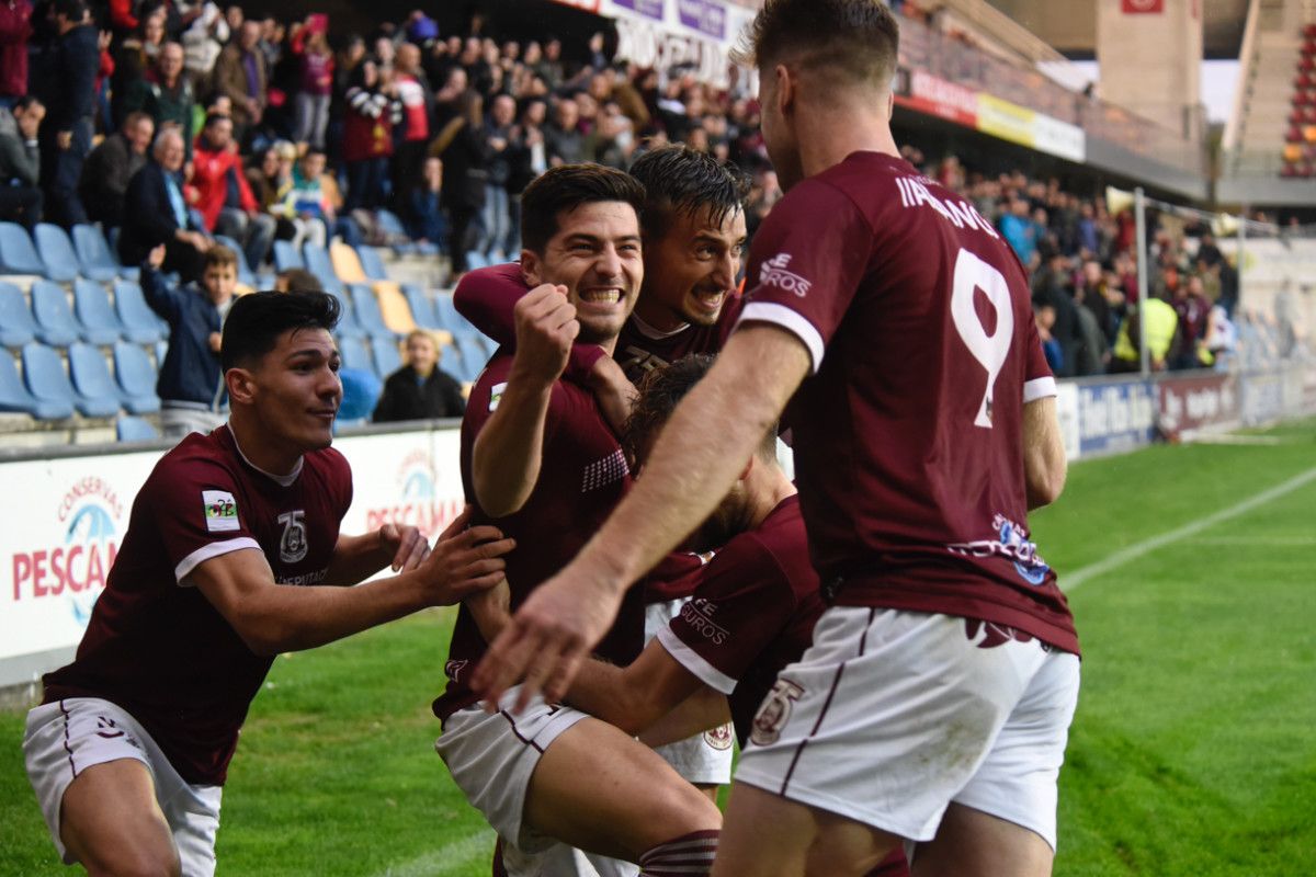 Bonilla celebra con sus compañeros el primer gol del Pontevedra sobre la Ponferradina en Pasarón