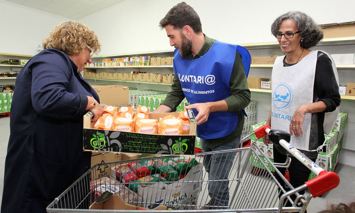 El periodista Fernando González 'Gonzo' en el Banco de Alimentos de Pontevedra