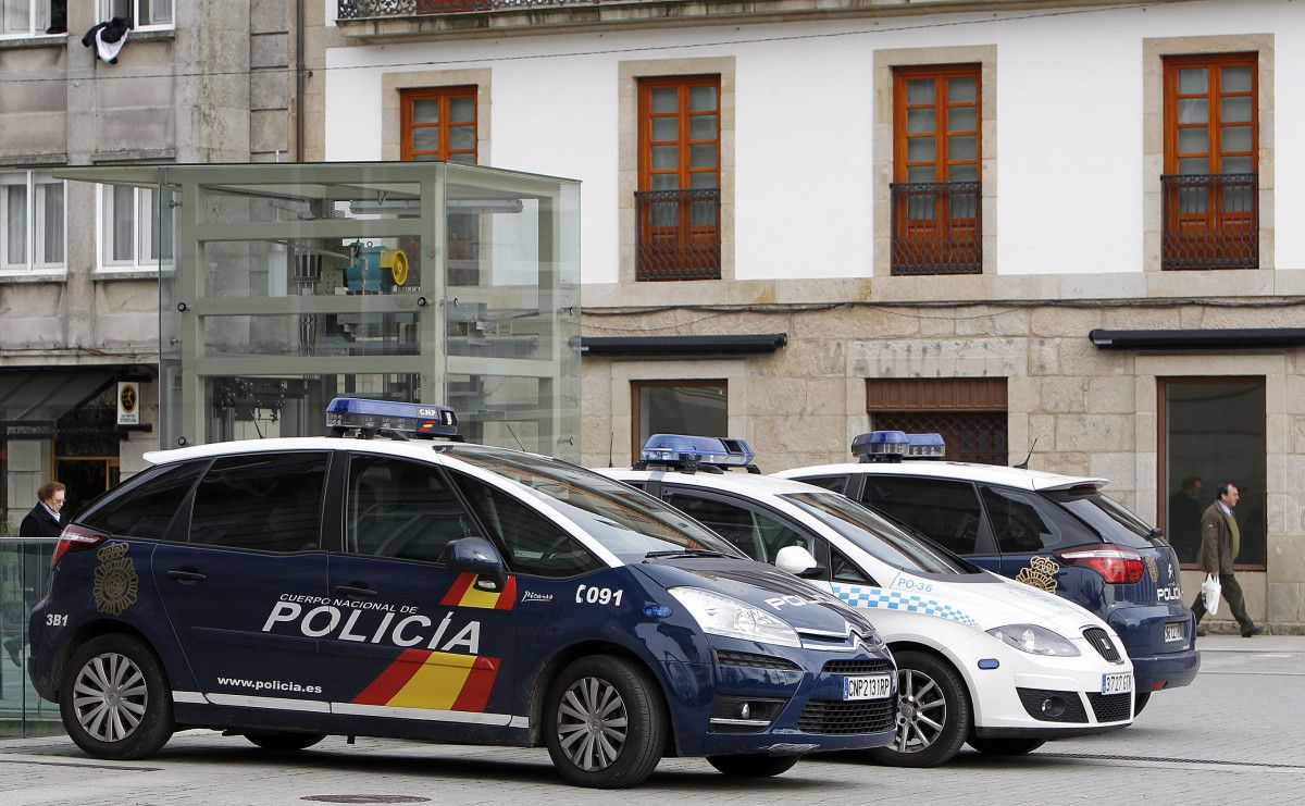 Coches de la Policía Nacional y de la Policía Local en la Plaza de España